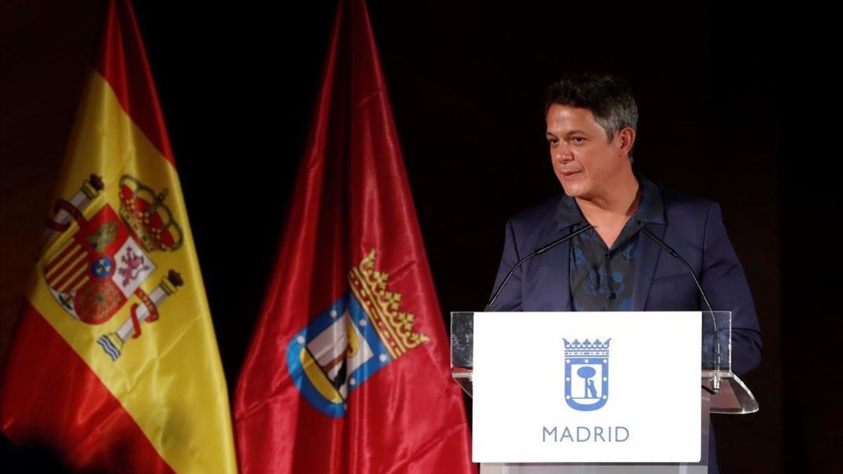 Alejandro Sanz, acompañado de su novia en un homenaje