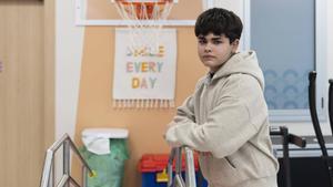 Barcelona 08/01/2026 Neurología del Hospital Vall dHebron, recientemente reconocido con el distintivo CSUR para tratar a pacientes pediátricos con trastornos del movimiento como los causados por el Parkinson En la foto, el paciente Darío López, con su madre Noelia Calero y su padre Jaime López Fotografía de Ferran Nadeu