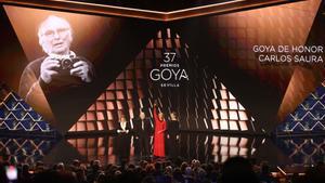 El hijo de Carlos Saura, Antonio; su mujer Eulàlia y su hija Anna, recogen el Goya de Honor 2023 por Carlos Saura, en la 37 edición de los Premios Goya a 11 de febrero de 2023, en Sevilla, Andalucía (España).