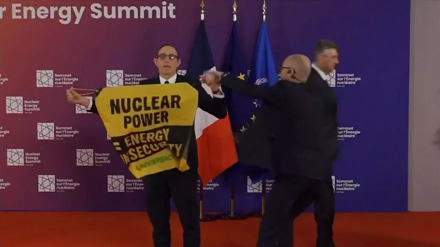 Dos activistas de Greenpeace irrumpen en la cumbre nuclear celebrada en Francia