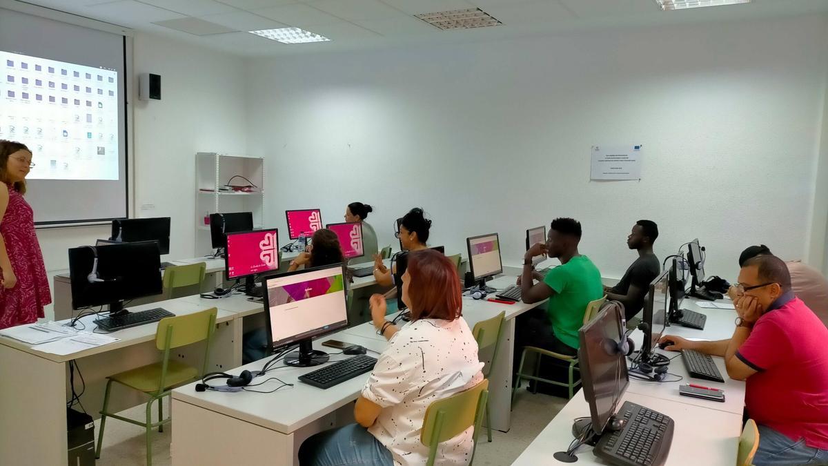 Asistentes a uno de los cursos del Centro de Promoción y Empleo de Cáritas de Mérida-Badajoz.