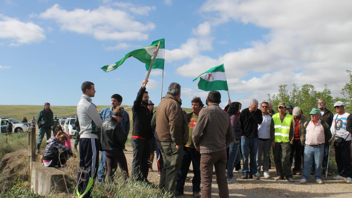 Los trabajadores del SAT, en una de las primeras ocupaciones.