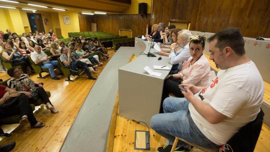 La asamblea general de trabajadores de Los Telares, ayer, en Oviedo.