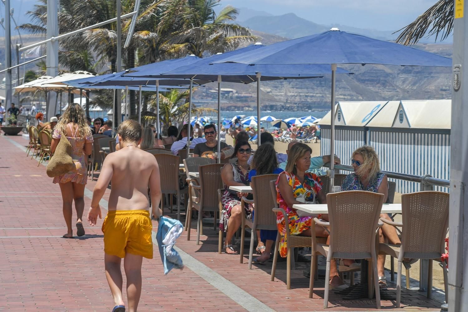 Día de playa en Las Canteras tras la noche de San Juan