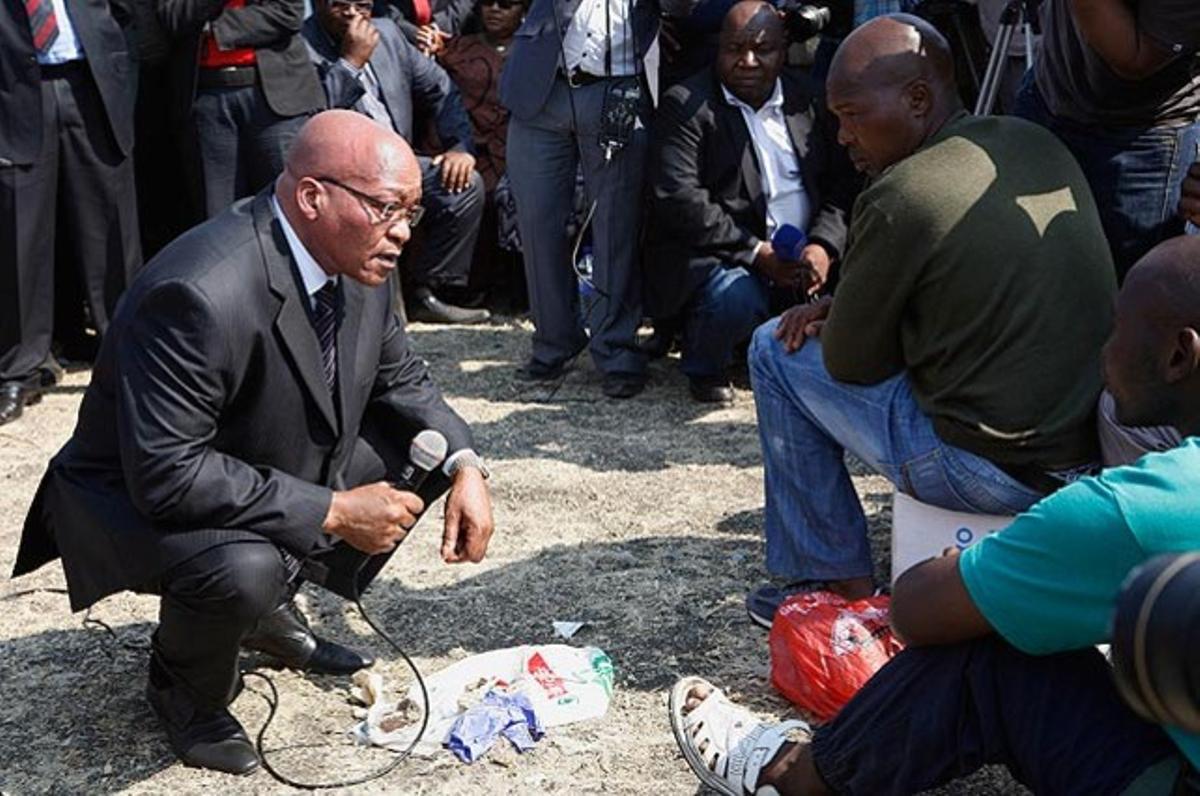 El president de Sud-àfrica, Jacob Zuma, parla amb els vaguistes de la mina de Lonmin, pròxima a Rustenburg (Sud-àfrica). Les reivindicacions d’augments salarials s’han estès, com a mínim, a dues mines de platí més i es tem que la inestabilitat es propagui a més jaciments del país que proveeix el 75% d’aquest metall preciós a nivell mundial. La vaga en Lonmin ja ha provocat 34 morts i 78 ferits entre els miners.