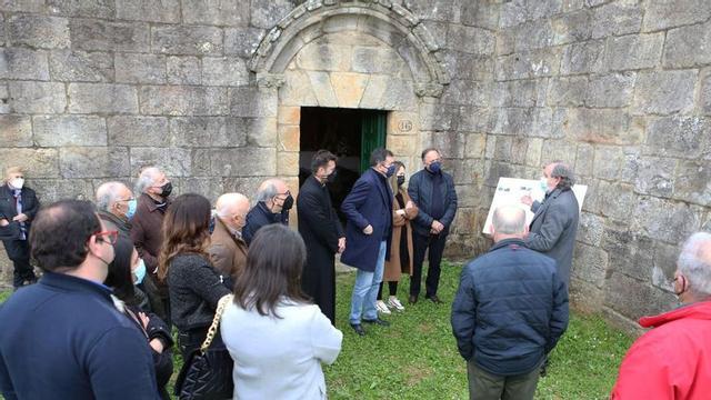 Autoridades y vecinos atienden las explicaciones sobre la intervención proyectada. |   // BERNABÉ/ANA AGRA