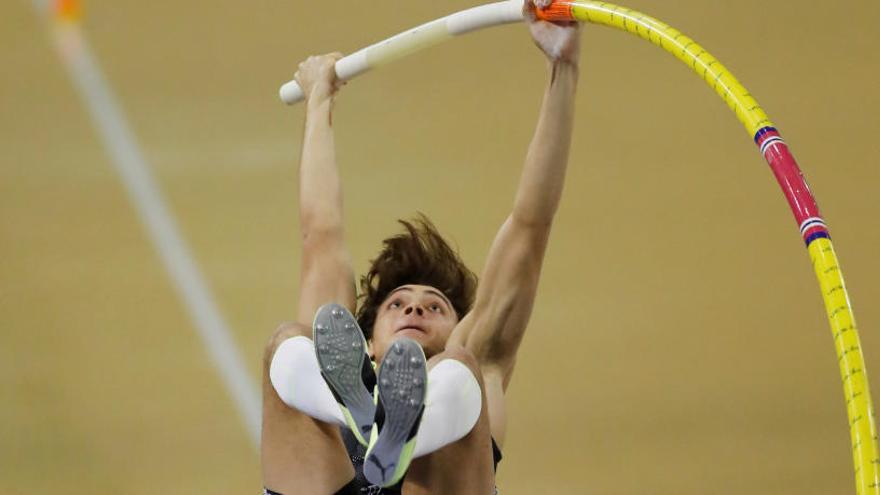 Armand Duplantis bate, días después, su récord del mundo