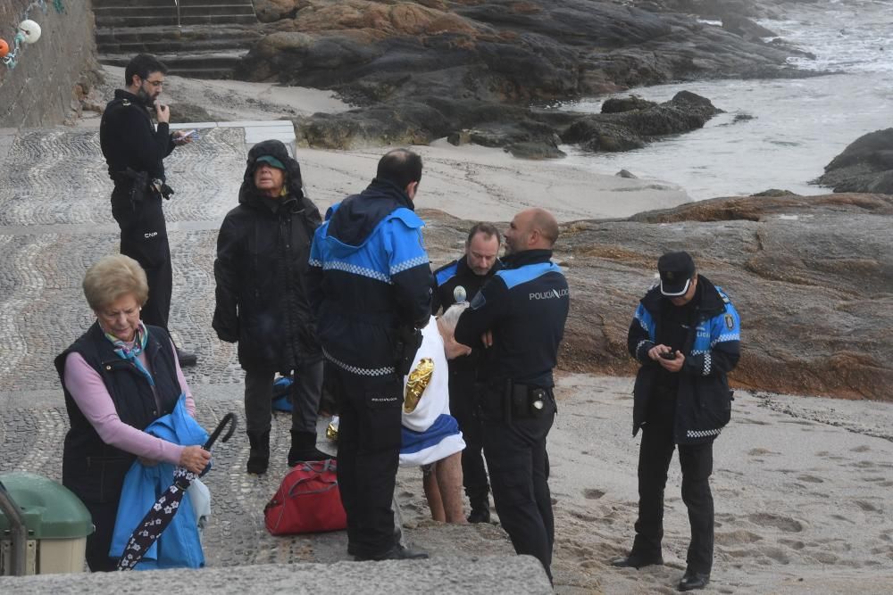 El 092 rescata a un bañista de 90 años en Riazor