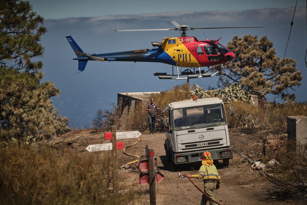 Los efectivos no han cesado en la misión de extinguir el fuego.