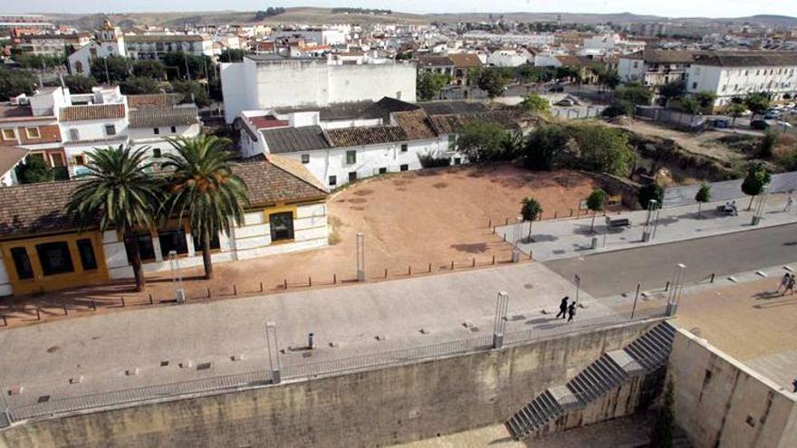 El Ayuntamiento renuncia a derribar los edificios del entorno de La Calahorra