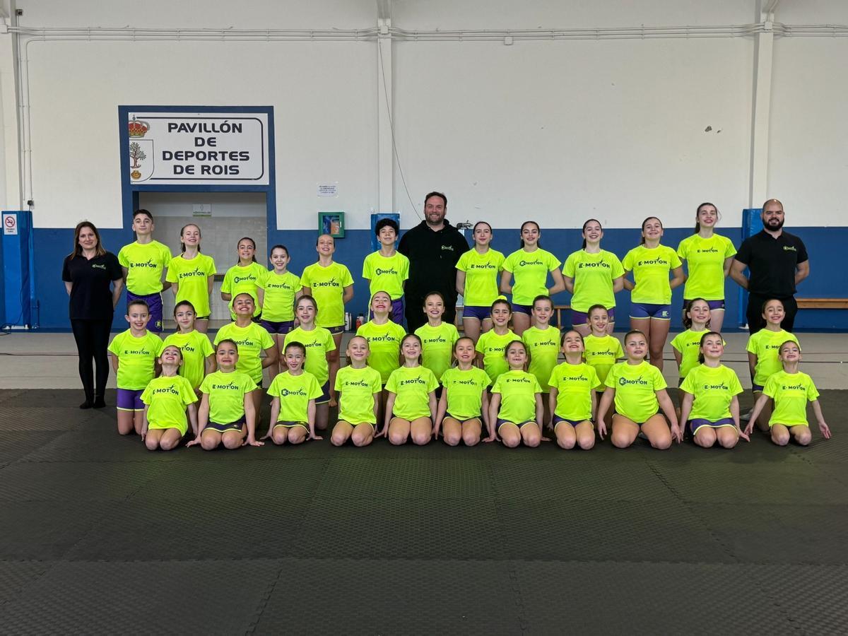 El equipo de competición que se desplaza a Madrid, junto con el director de la academia, Edu López, en el centro, y los profesores Goyo Vera y Natalia Roel