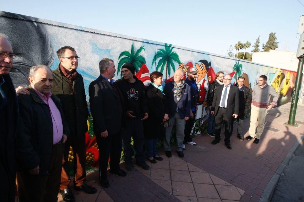 Nuevo mural decorado con motivos relacionados con la huerta en una pared exterior del hotel Nelva