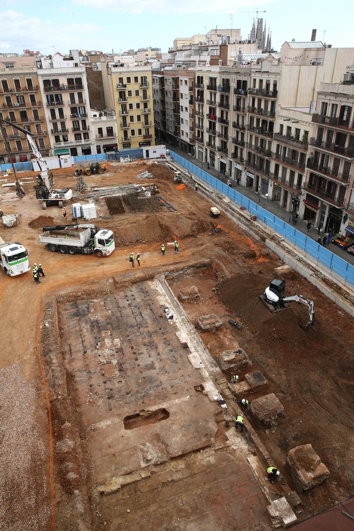 La excavación en el Mercat de lAbaceria deja al descubierto los primeros restos de la fábrica Puigmartí. Está previsto que la excavación arqueológica finalice a principios de abril