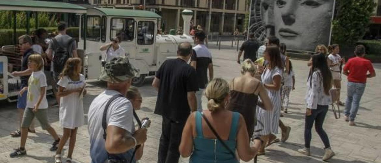 Visitantes durante sus rutas turísticas por el municipio.