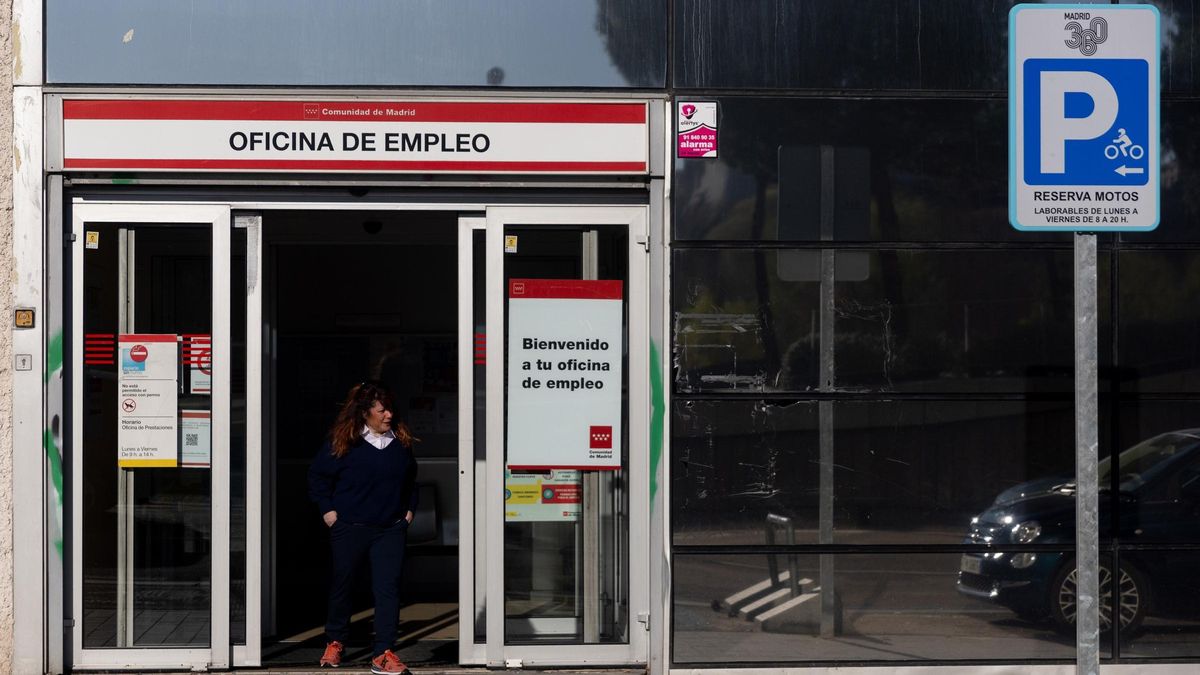 Una mujer sale de una oficina del SEPE en Madrid.