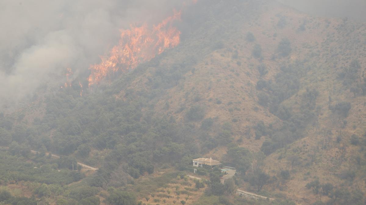 Un incendio en Sierra Bermeja provoca el desalojo de 500 personas