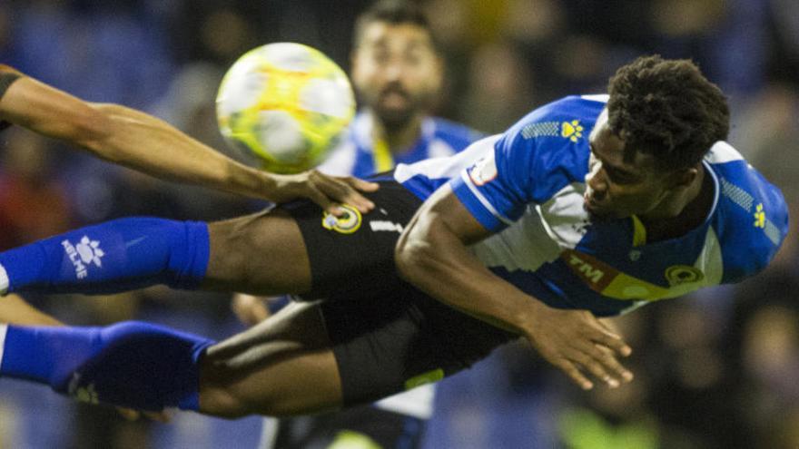 Moha cabecea el balón ante el Mestalla