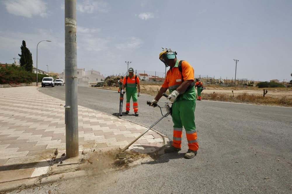 El Ayuntamiento ha encargado un plan de choque de limpieza de urbanizaciones y el centro del casco urbano. Sin contrato, por valor de 117.000 euros mensuales  que se suma a la factura millonaria de 14