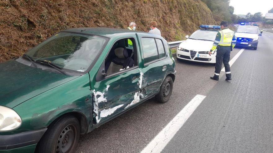 Provoca un accidente al circular en sentido contrario por la A-52 en Toén