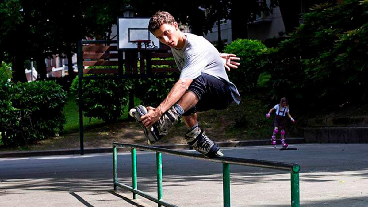 David Muñiz patinando sobre una barandilla