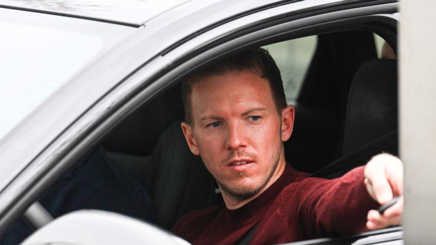 Julian Nagelsmann se marcha con su coche de las instalaciones del Bayern tras conocer su despido.