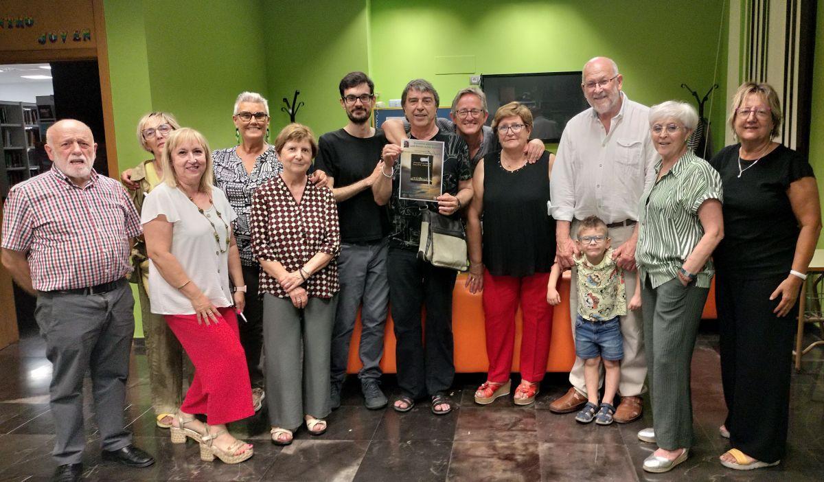 José Ramón Ayllón posa con el club de lectores de Calatorao.
