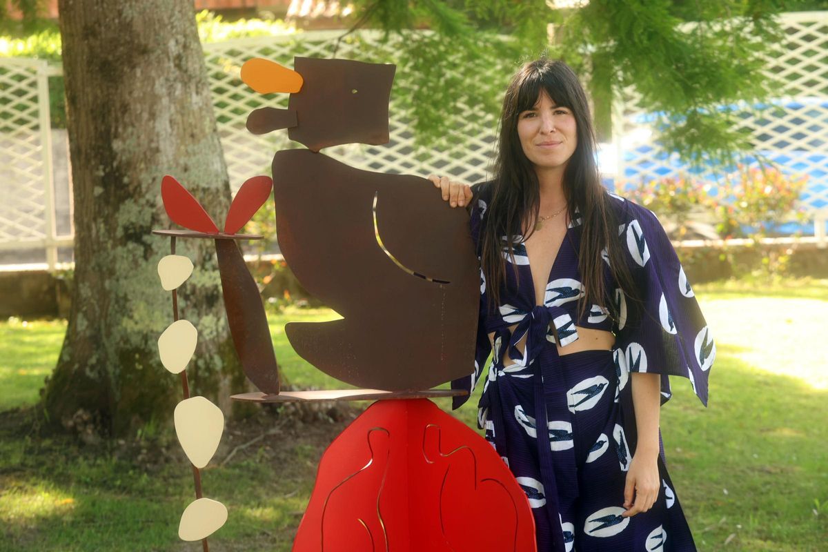 Cuando Eurostars explica su compromiso con la cultura elogia el papel de Carlota Pereiro, que ha participado en ferias como Urvanity, Estampa, Just Mad o Arte Santander, además de colabora con instituciones como el Ayuntamiento de Madrid, el Museo Nacional Thyssen-Bornemisza o la Comisión Europea. Tiene obras en colecciones nacionales e internacionales. Ahora, también, en la emblemática isla de A Toxa. ¡Y lo que está por venir!
