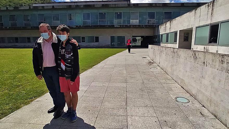 José Juan García y su hijo Nicolás, ayer, en el exterior de las instalaciones del centro de salud Mieres Sur.