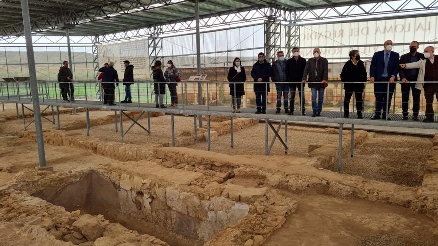 El consejero de Educación, Cultura y Deporte del Gobierno de Aragón, Felipe Faci, ha visitado este lunes el yacimiento arqueológico de La Loma del Regadío.