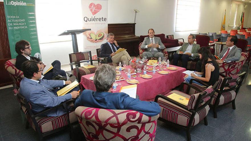 Foto de familia de los participantes en el encuentro en el Colegio de Médicos.