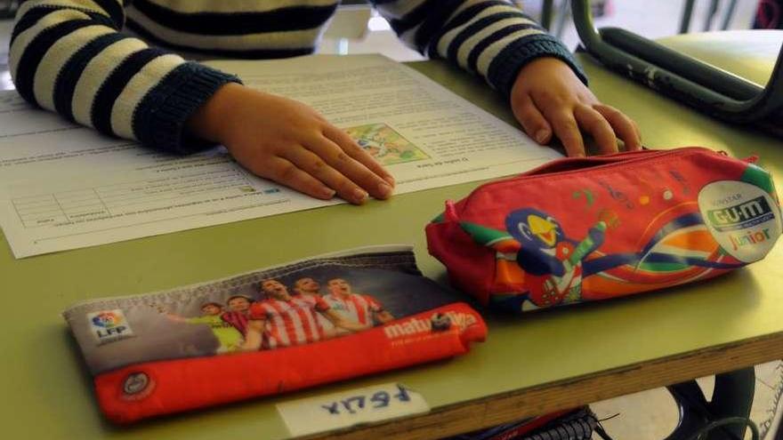 Un niño realiza ejercicios en su clase.