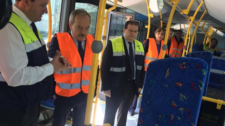 Oviedo decidirá el color de su flota de autobuses por consulta popular