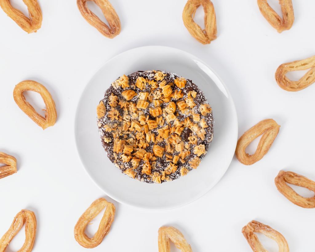 Tarta Pepichurro de Pepina Pastel rodeada de churros con chocolate