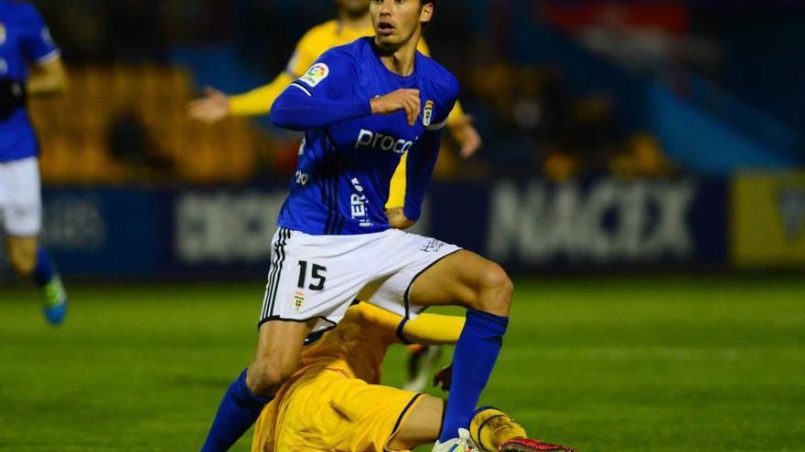 Torró en una acción del partido que disputó el Oviedo esta temporada en el campo del Alcorcón.