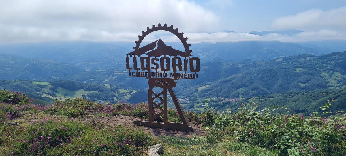 El monolito del reto Territorio Minero instalado en el Monte Llosorio. | LNE