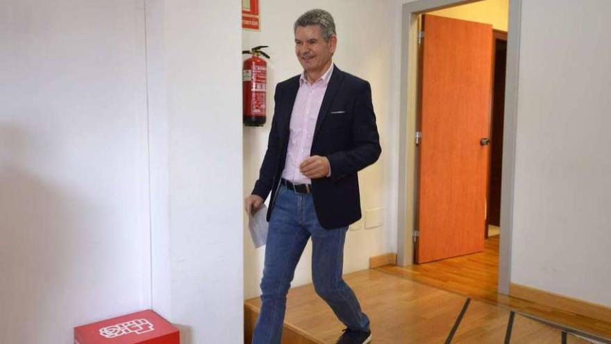 Santos Héctor, antes de su comparecencia en la sede provincial del PSOE en Pontevedra. // G. Santos