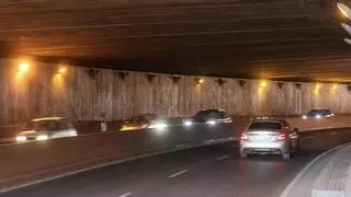 Los túneles de la avenida de Dénia de Alicante se encuentran casi a oscuras por falta de mantenimiento