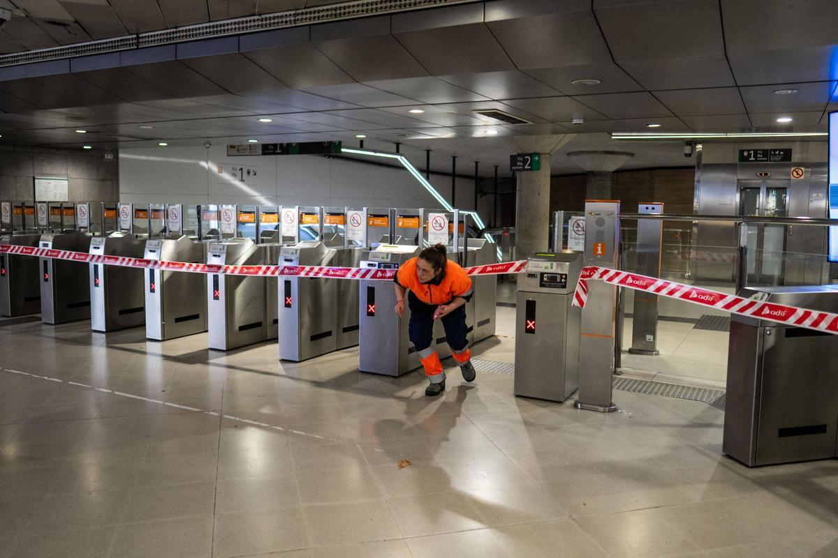 La estación de Rodalies de Paseo de Gràcia cerrada este miércoles.