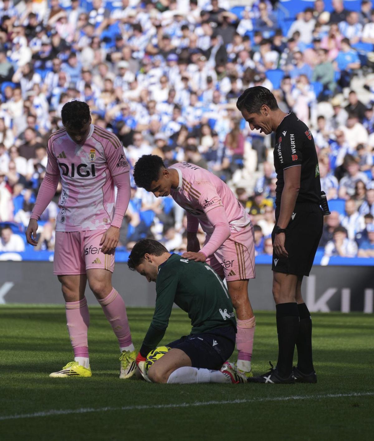 Viñas e Ilyas consuelan a Remiro bajo la atenta mirada de José Luis Munuera, el sábado en Anoeta. | JOSI UNANÚA - FACTORÍA 9