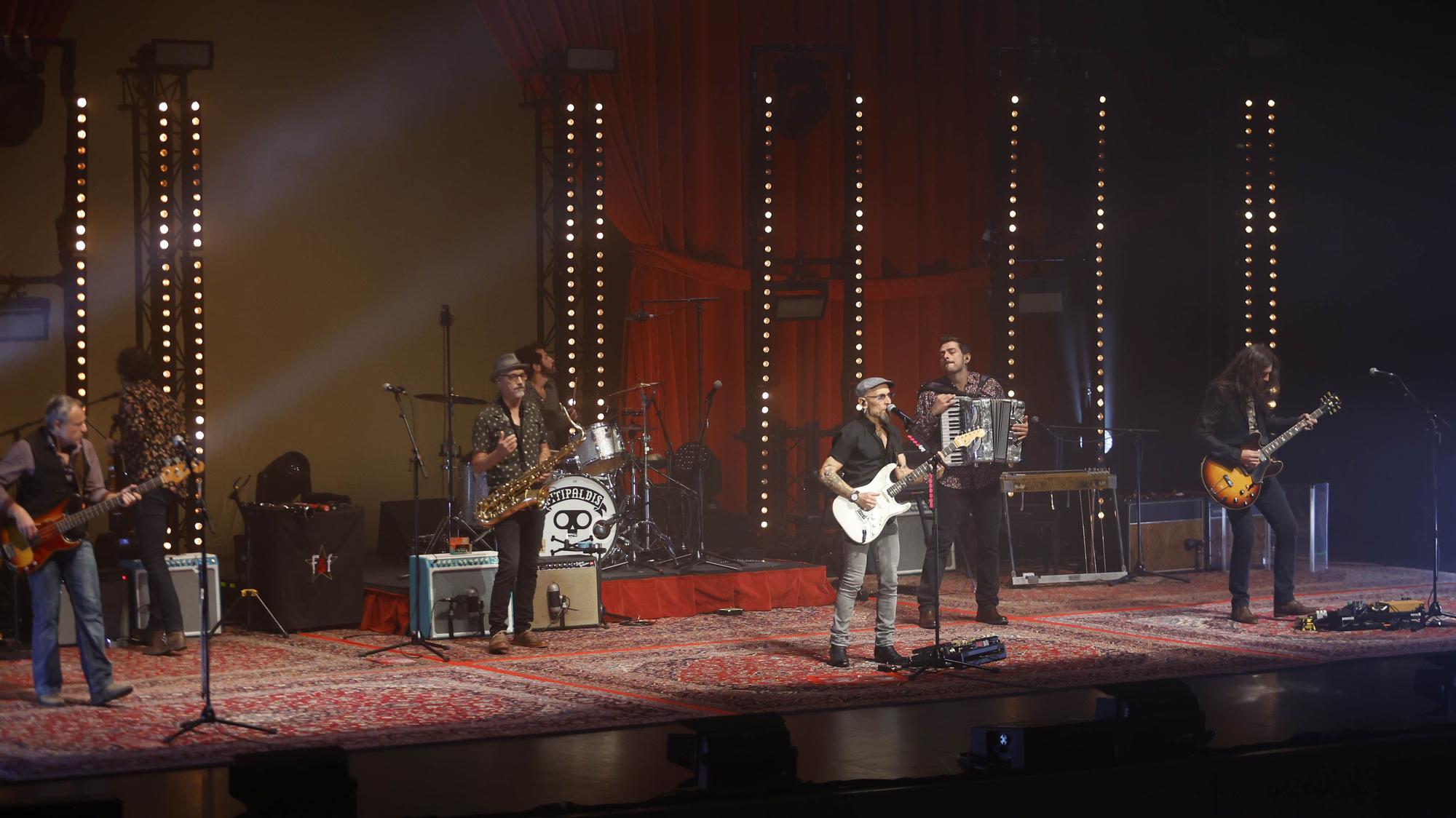 Fito y Fitipaldis llena de rock el Mar de Vigo en su versión más íntima