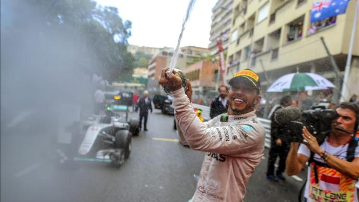 Lewis Hamilton celebró con euforia su triunfo en el Gran Premio de Mónaco