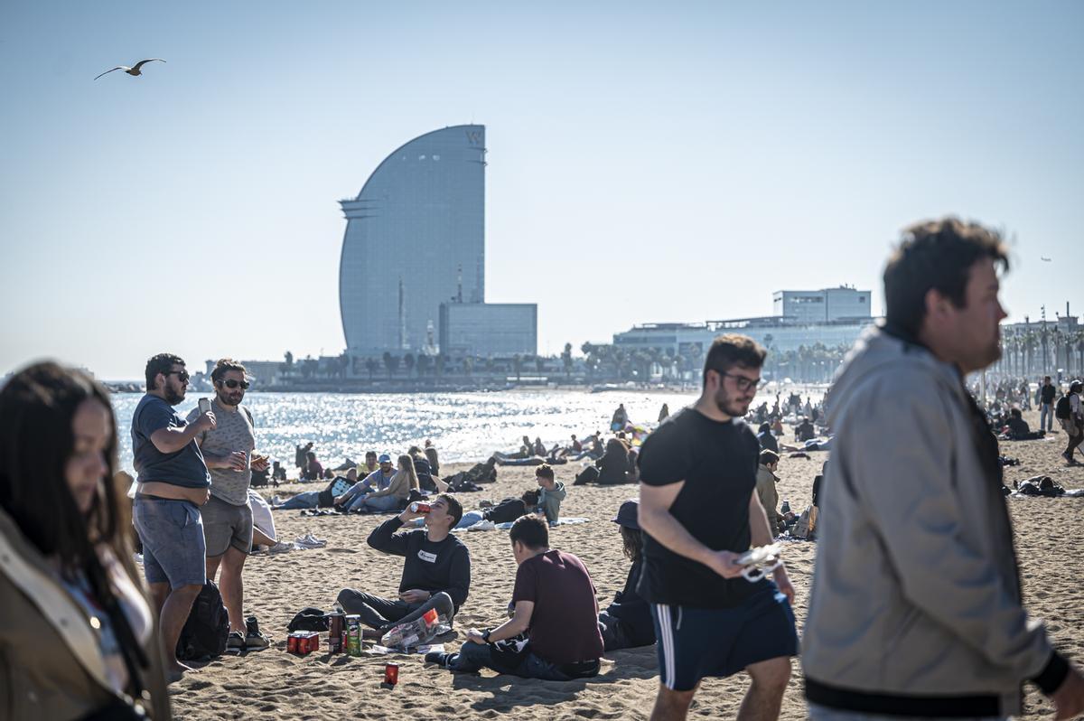 Los barceloneses acuden en masa a las playas de la ciudad para disfrutar del último día primaveral antes de la llegada del frío