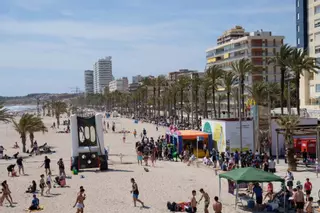 El macrobotellón desaparece de la playa de San Juan en Santa Faz