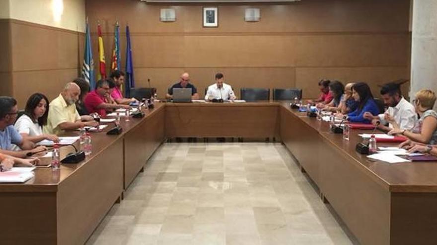 Los concejales del Ayuntamiento de Tavernes de la Valldigna, durante un pleno.