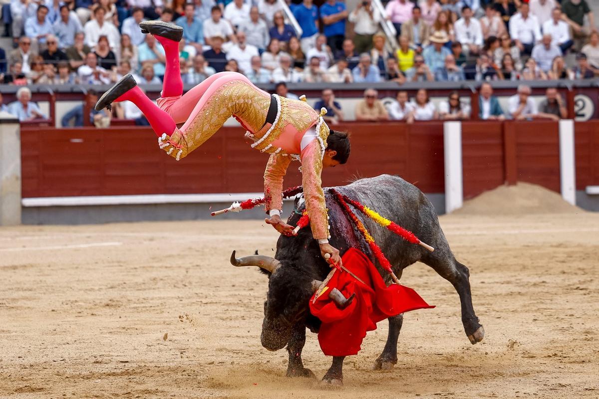 El diestro Paco Ureña es volteado por el tercer toro de la tarde en Las Ventas.