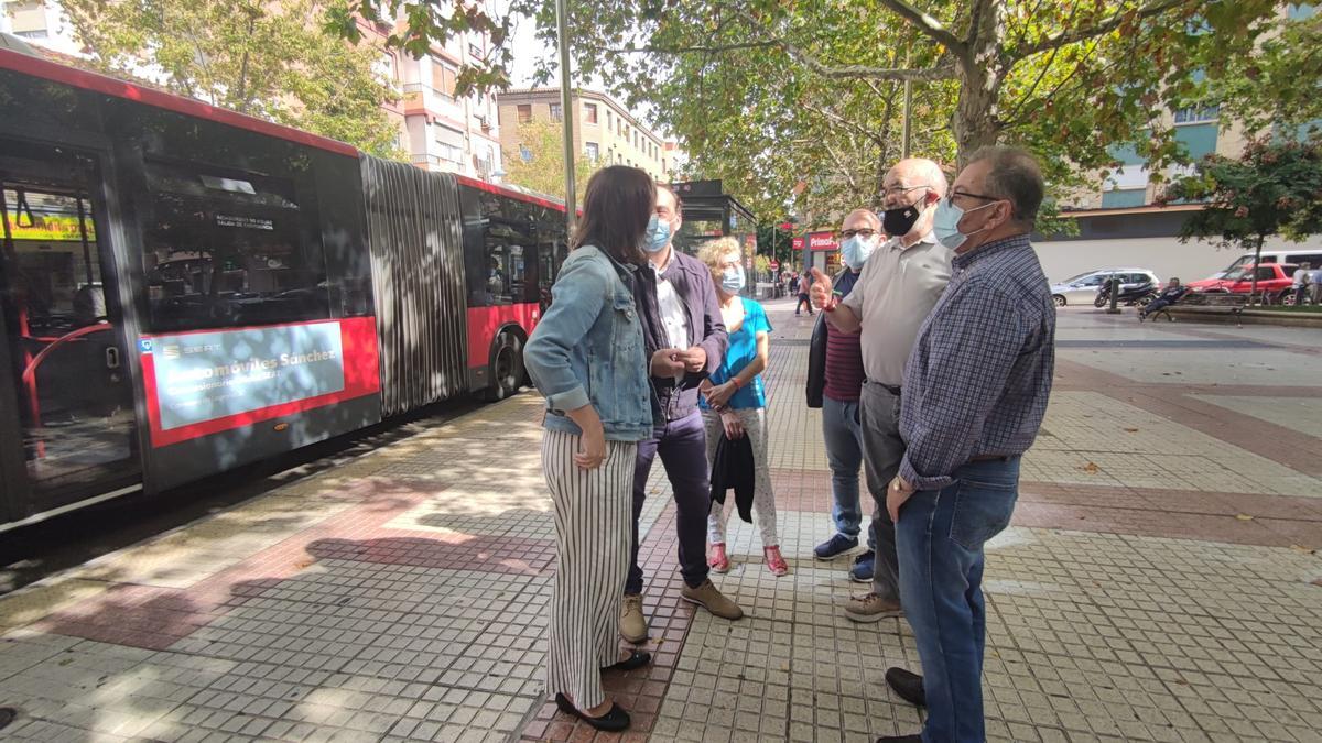 La portavoz del PSOE, Lola Ranera, durante su visita al barrio de San José.