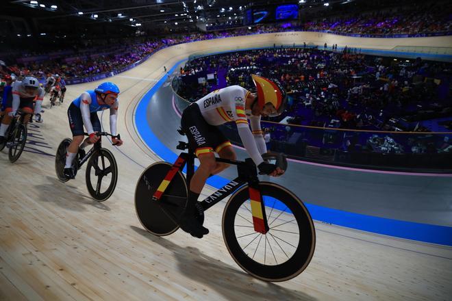 Albert Torres compite en Scratch del Omnium masculino de la competición de ciclismo pista de los Juegos Olimpicos 2024