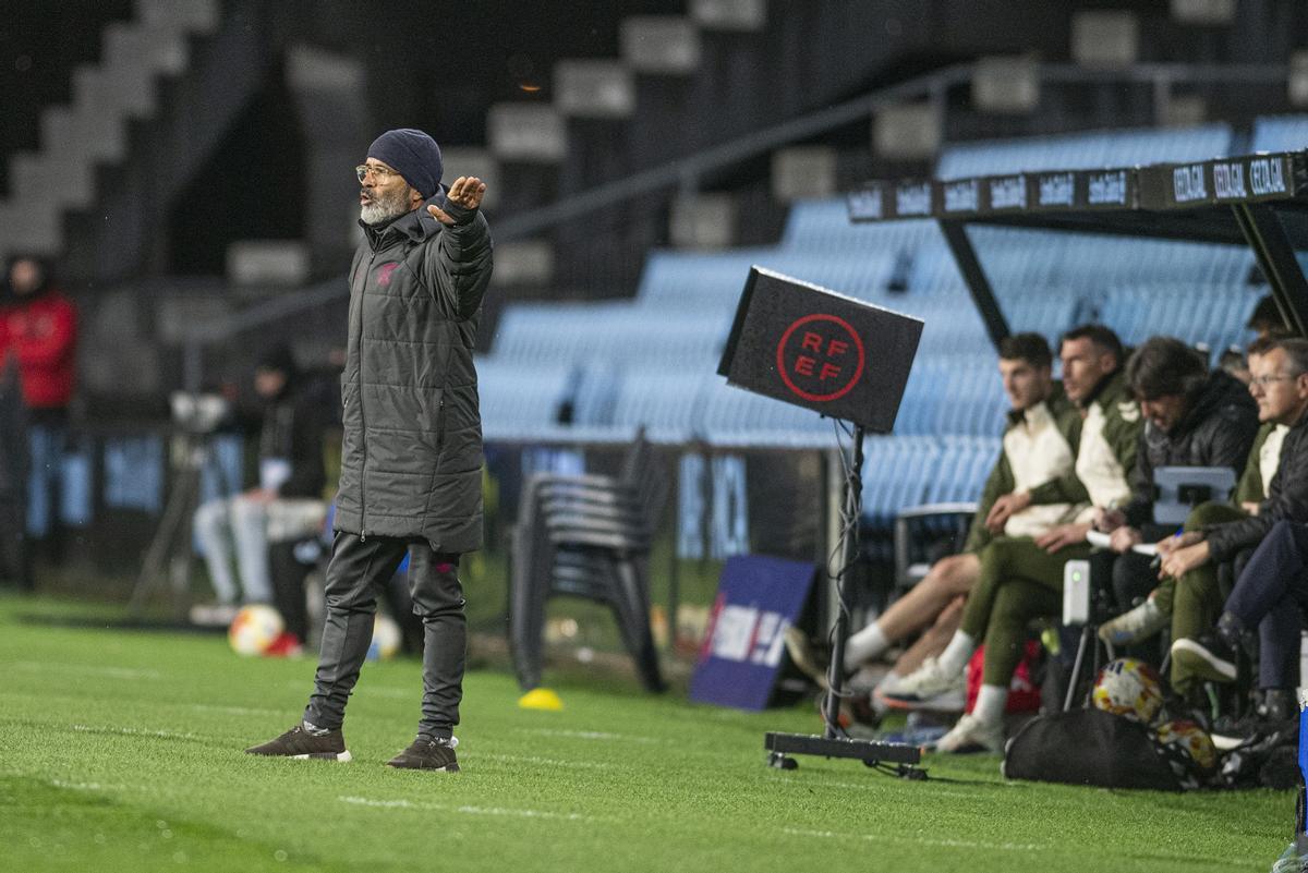 Álvaro Cervera, dando instrucciones en el partido Celta Fortuna-Tenerife.