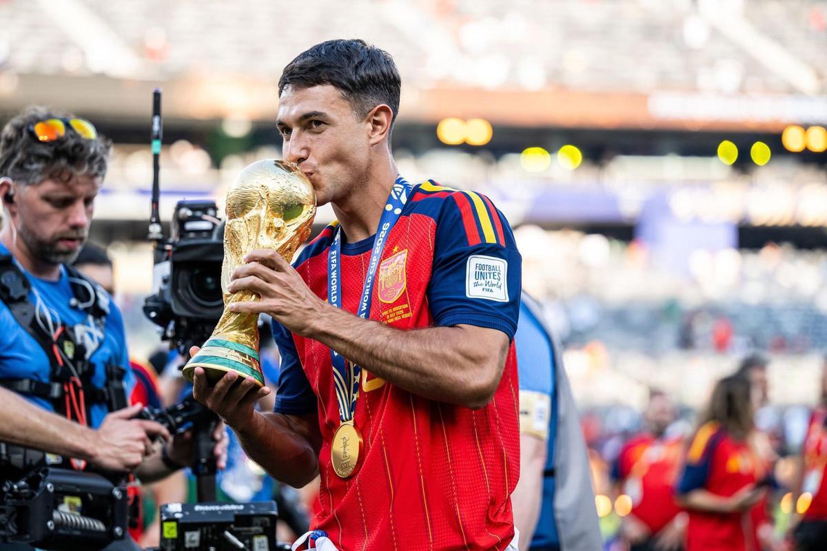 Zubimendi, con el trofeo de campeón del mundo
