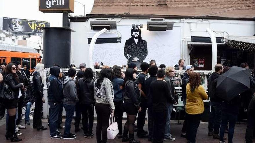 Seguidores de la banda a las puertas del bar Rainbow.